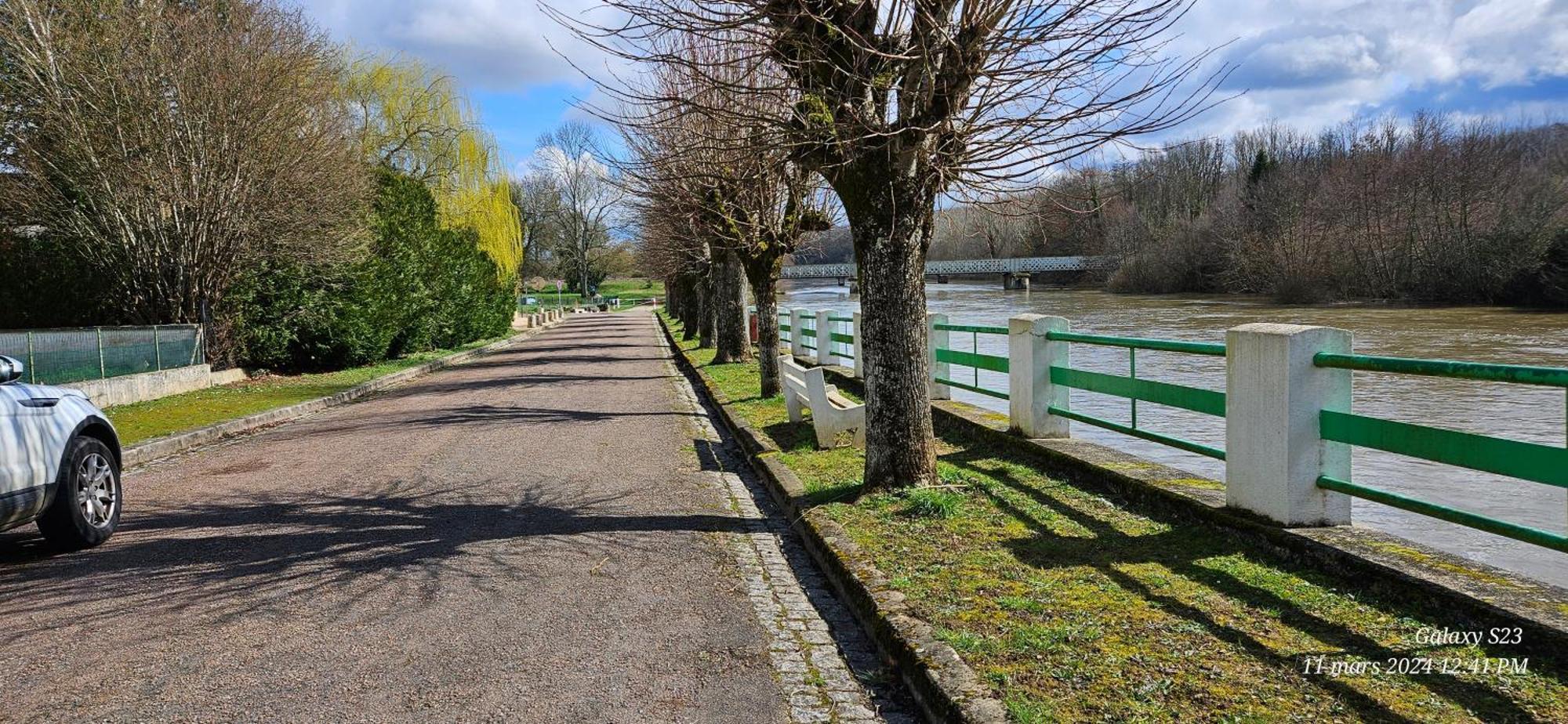 Pavillon Avec Jardin Clos Au Bord De L'Yonne Coulanges-sur-Yonne Exteriér fotografie