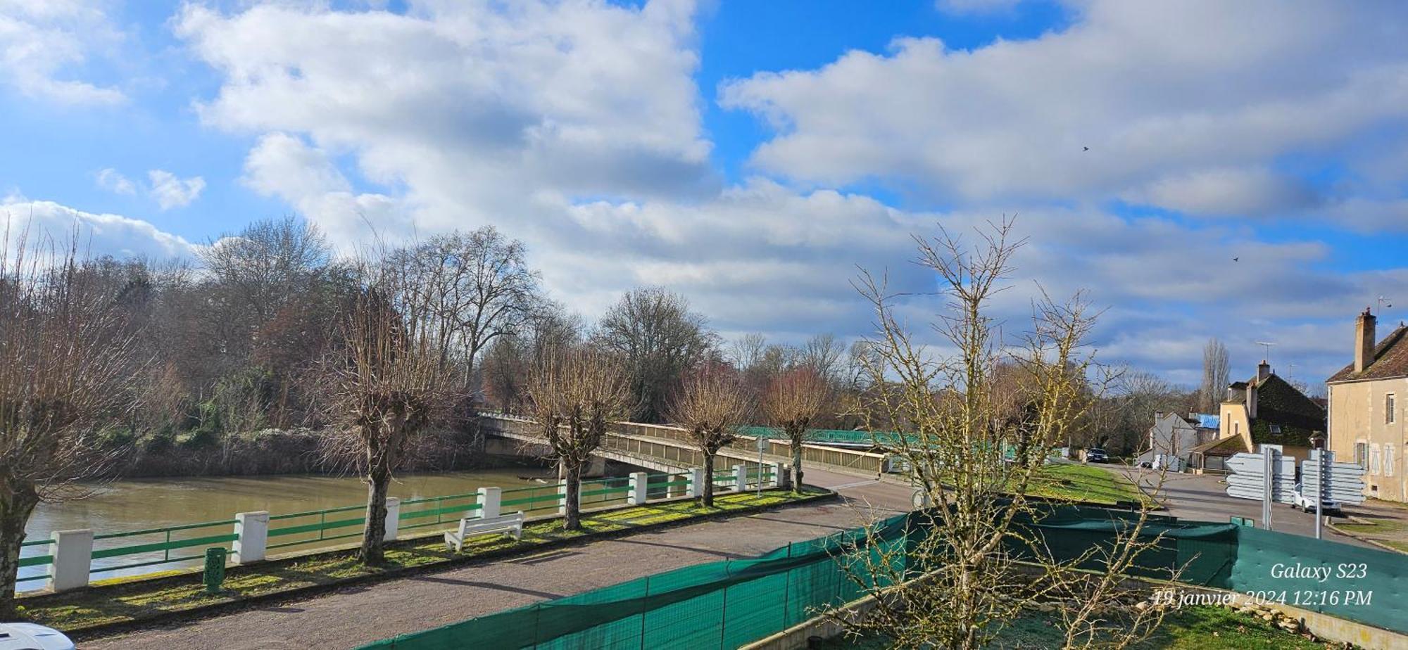 Pavillon Avec Jardin Clos Au Bord De L'Yonne Coulanges-sur-Yonne Exteriér fotografie